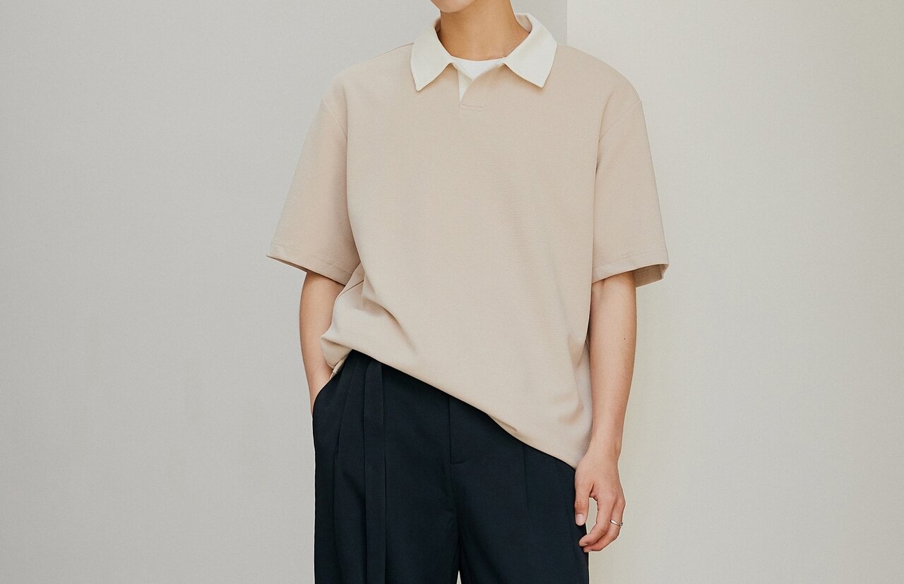 ベージュのシャツを着た男性