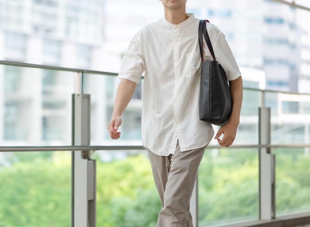 白いシャツを着た男性