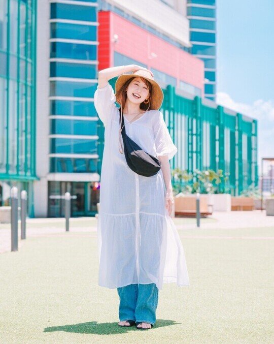 シャツワンピース×デニムパンツのコーデ