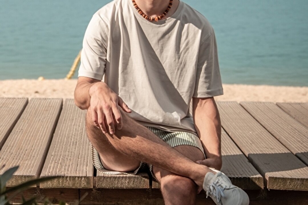 Tシャツを着た男性