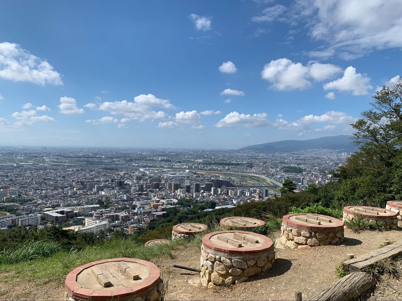 晴れた日の五月山ドライブウェイから見える景色