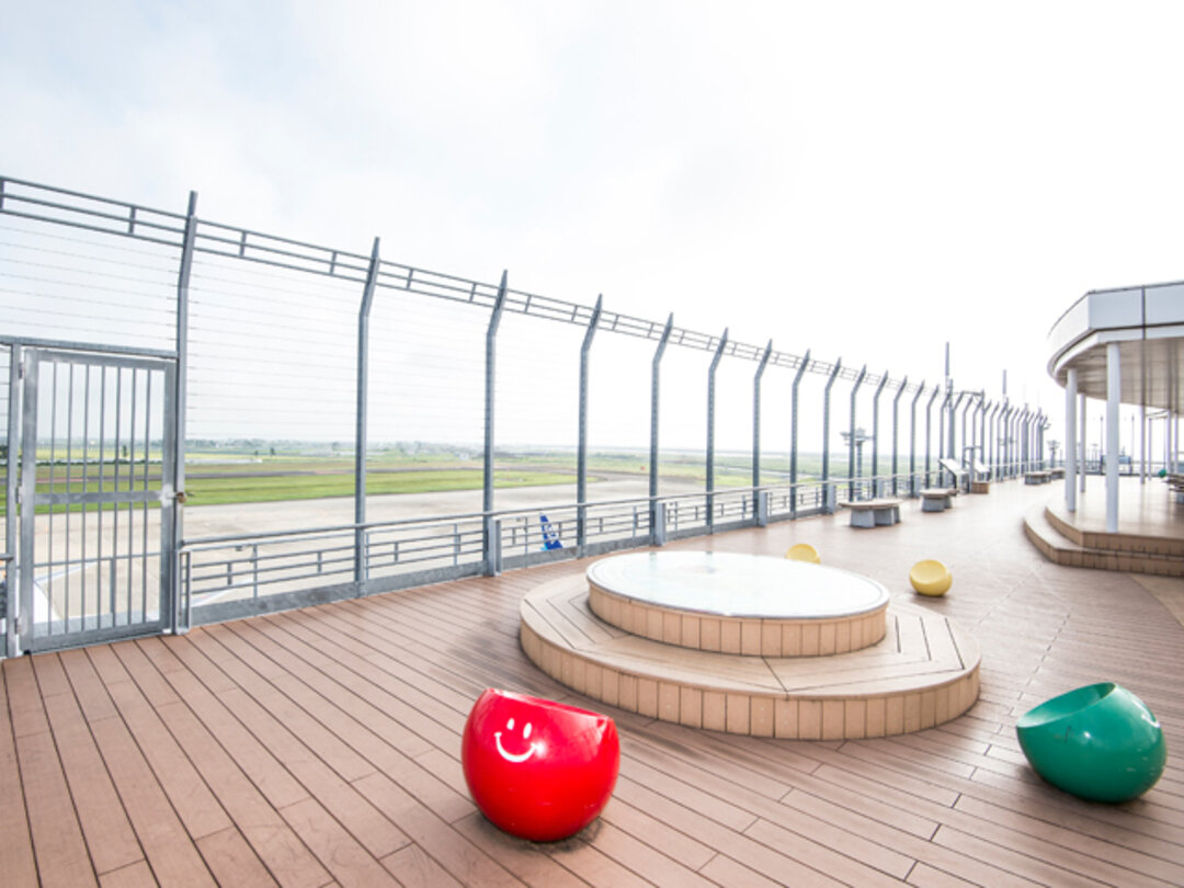 広々とした仙台空港 展望デッキ スマイルテラス
