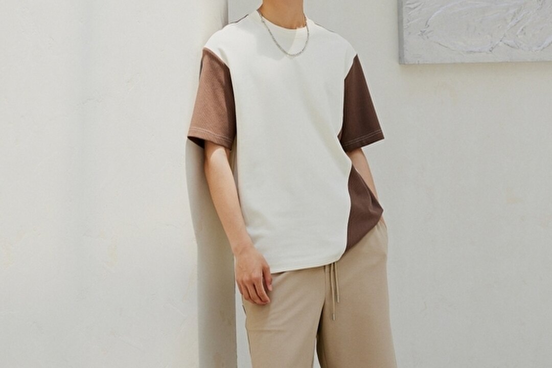 Tシャツを着た男性