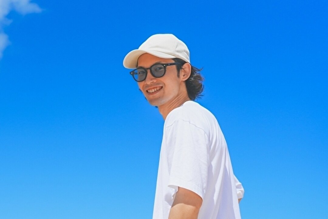 サングラスと帽子を着用した男性