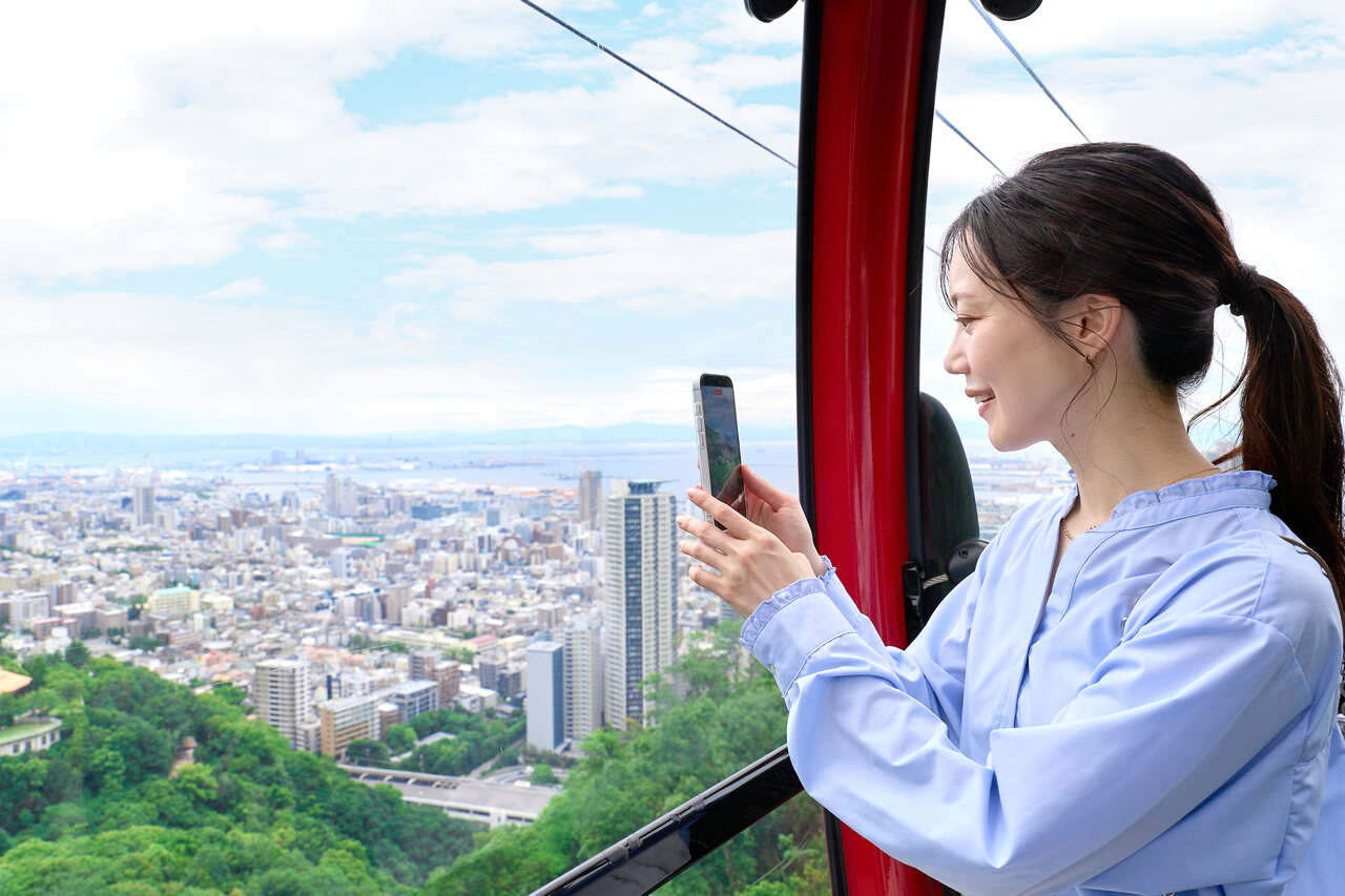 景色の写真を撮る女性