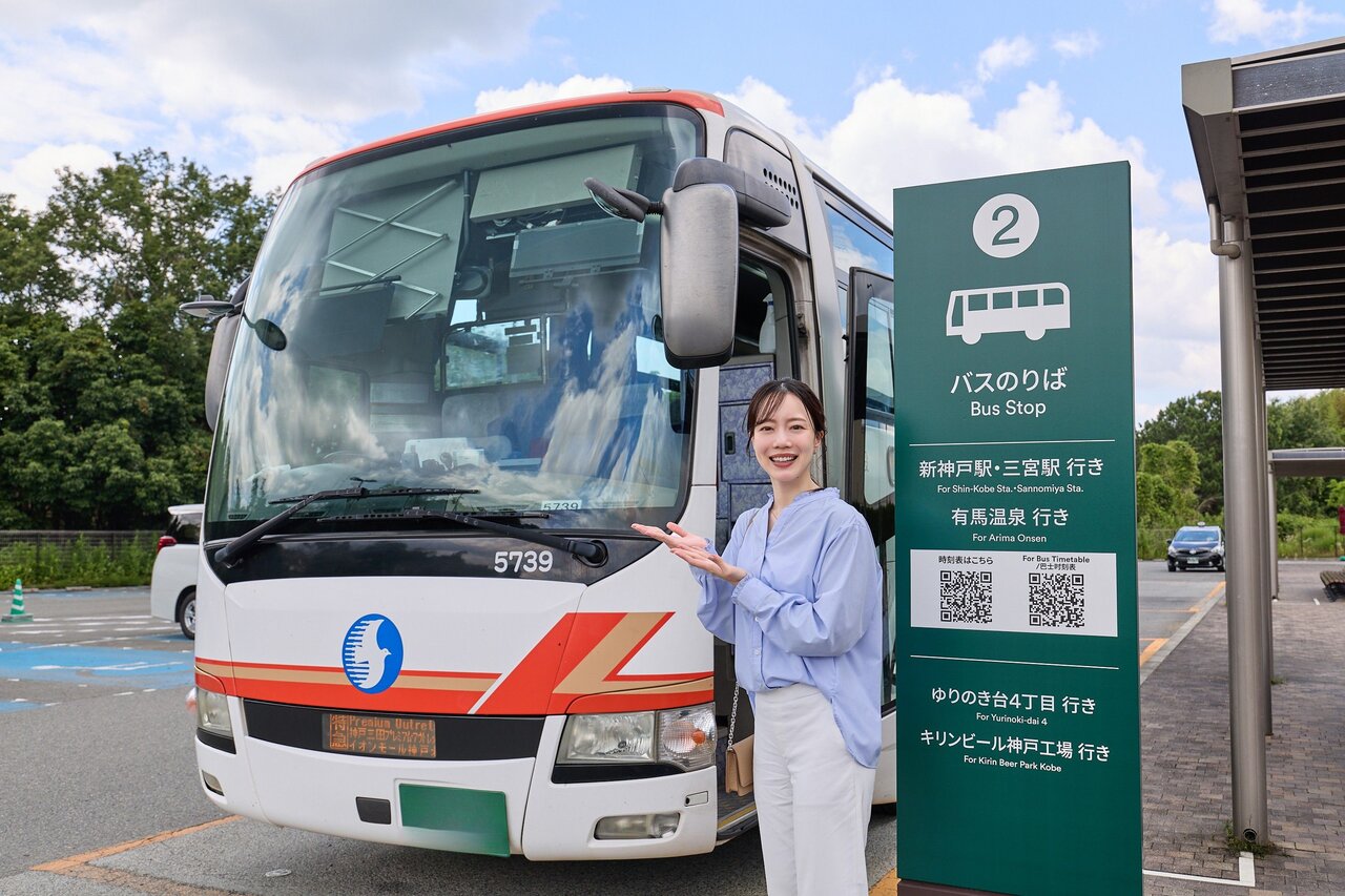 バスの横に立つ女性