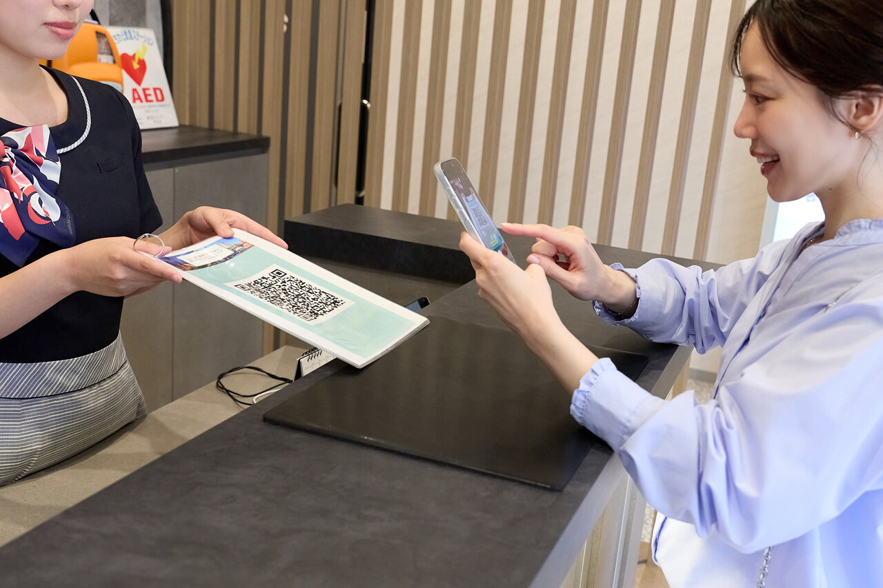 WEBクーポンをゲットする女性