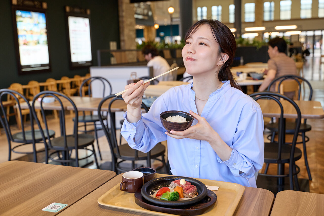 黒毛和牛ステーキを食べる女性