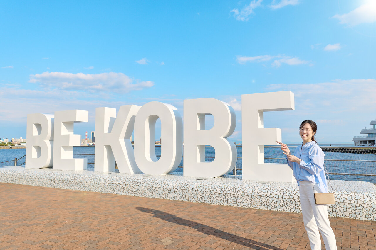 「BE KOBE」のモニュメント前で写真を撮る女性