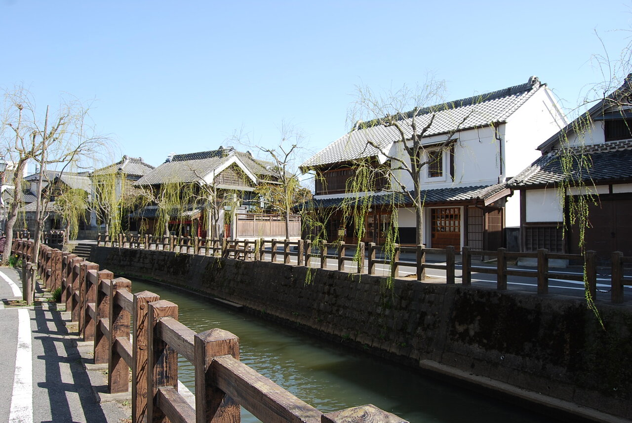 歴史を感じる佐原の建物の数々と川