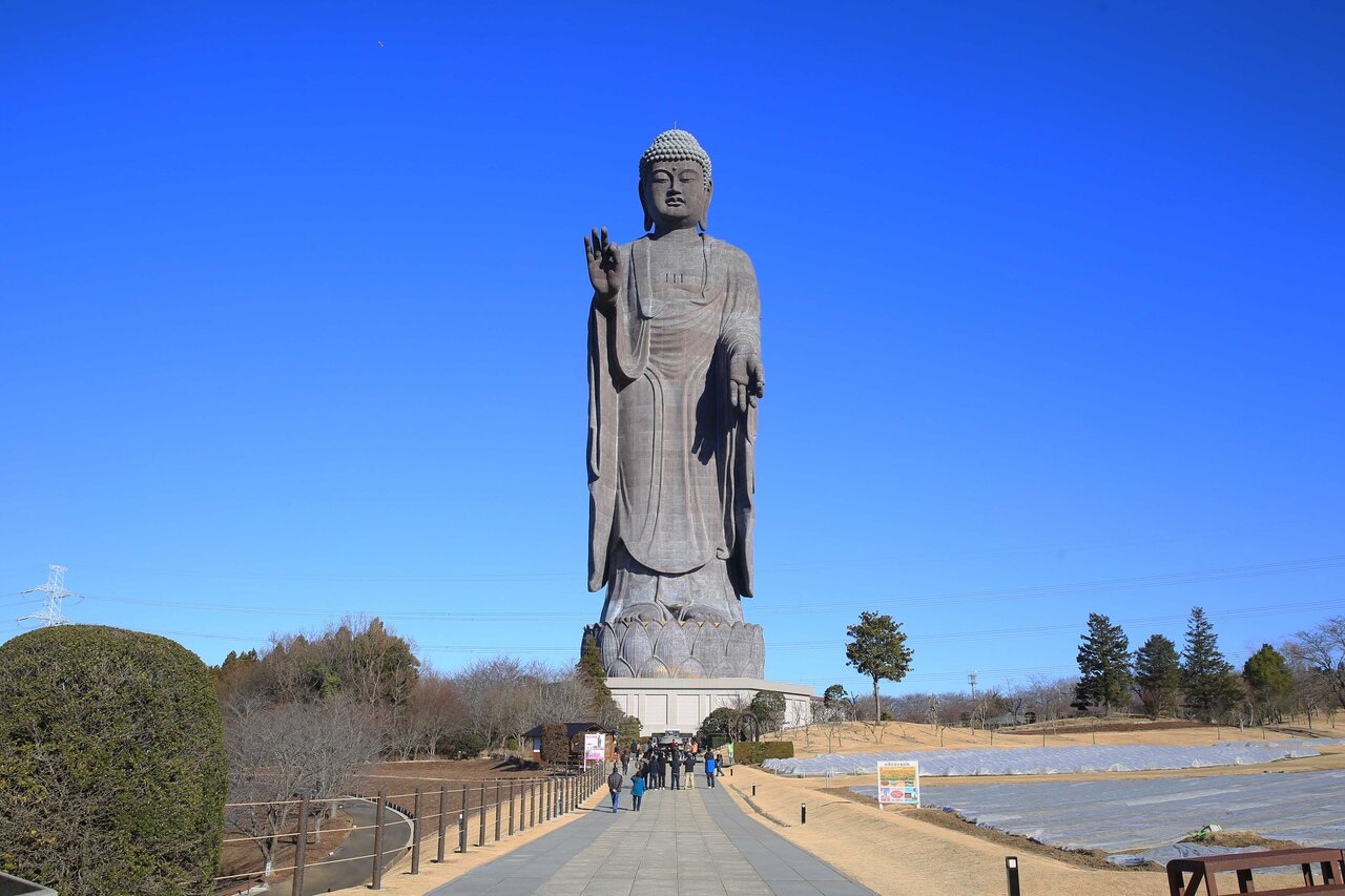 青空と巨大な牛久大仏
