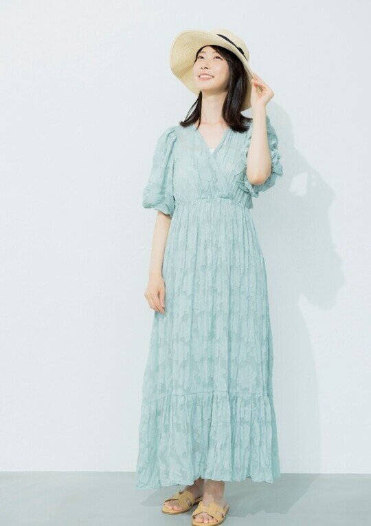 パフスリーブのワンピースを着た女性