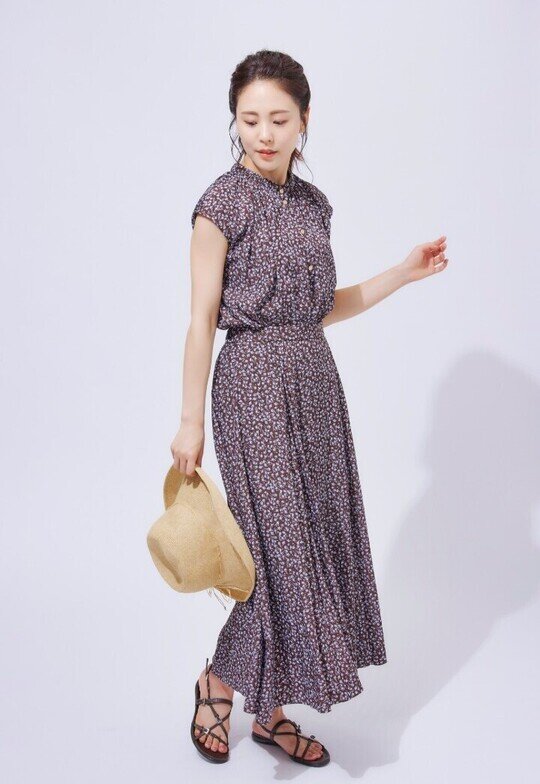 小花柄のワンピースを着た女性