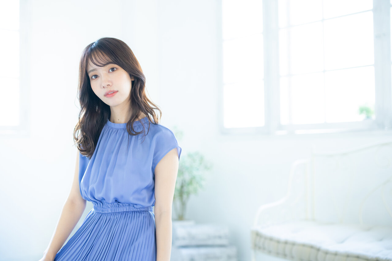 ジャストウエストのワンピースを着た女性