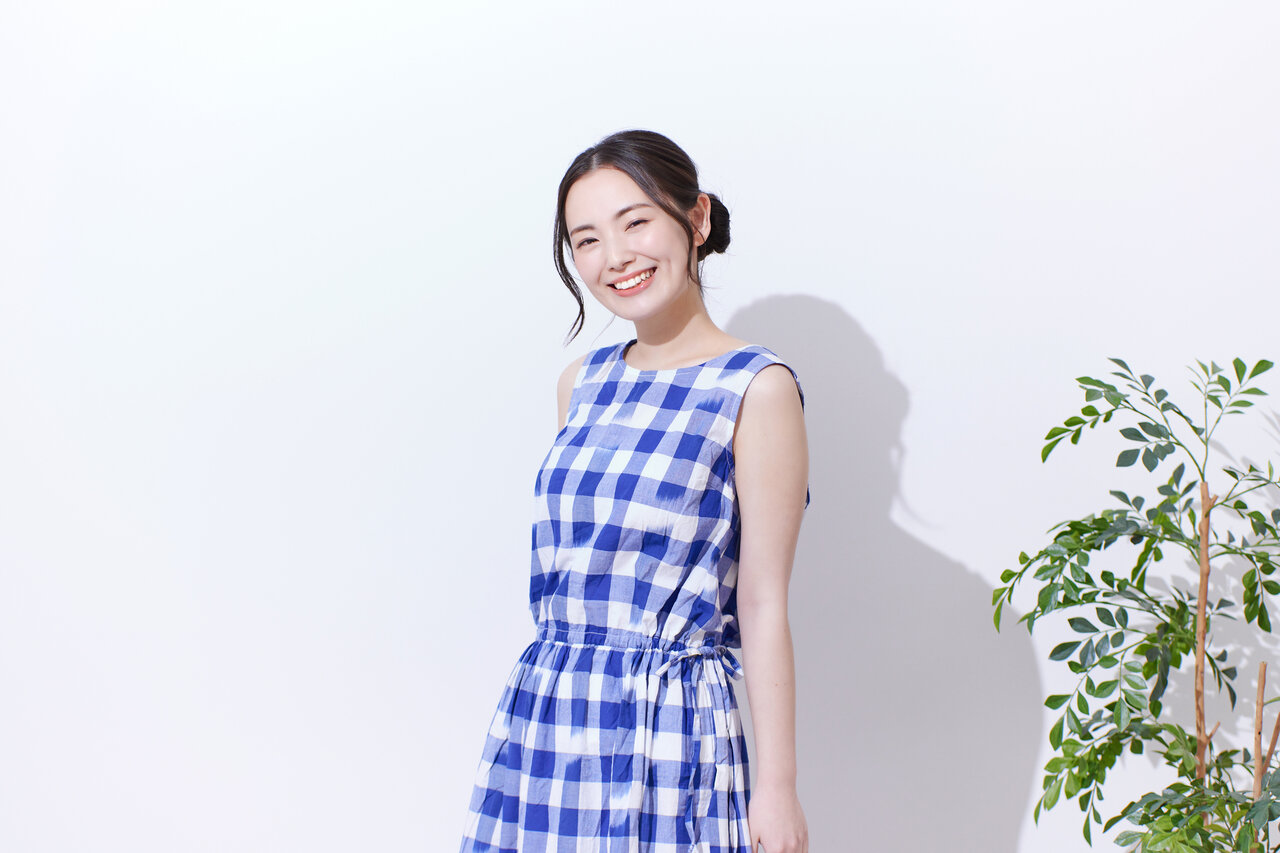 ウエストリボンのワンピースを着た女性