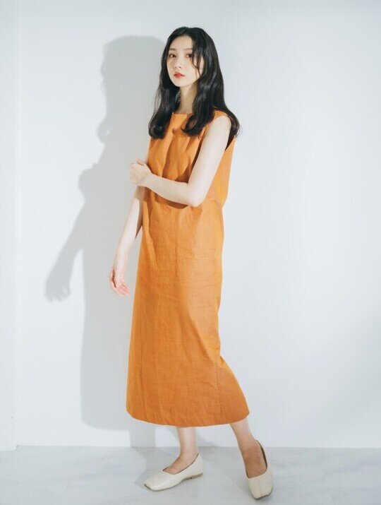オレンジのワンピースを着た女性