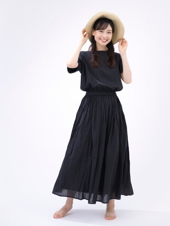 黒のワンピースを着た女性