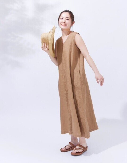 ベージュのワンピースを着た女性