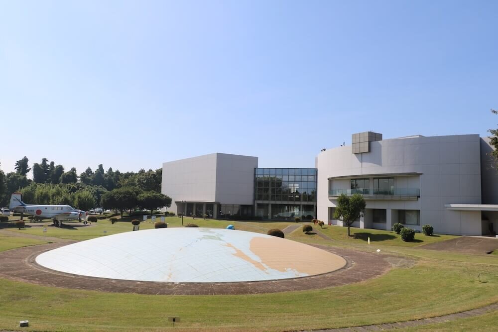 地図と測量の科学館の屋外にある日本列島球体模型