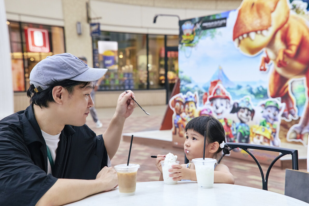 冷たいドリンクを飲む親子