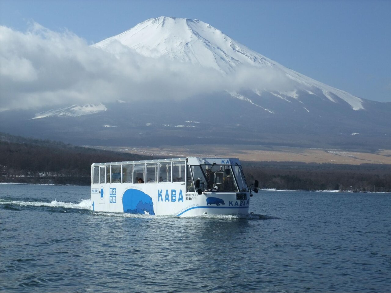 富士山を背に水中を行く山中湖のKABA