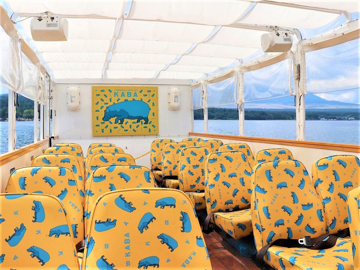 カラフルでポップな山中湖のKABAの車内