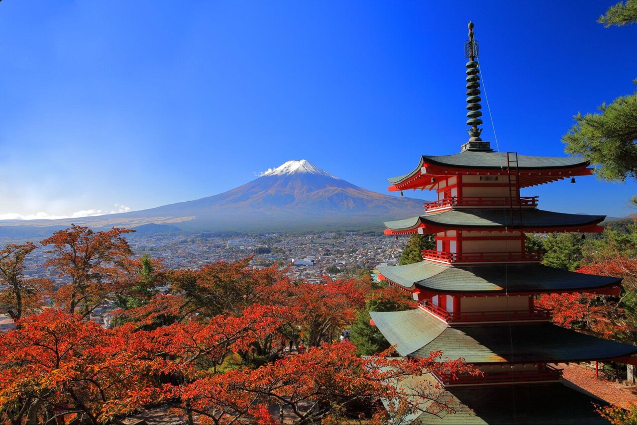 秋の紅葉に彩られる新倉山浅間公園
