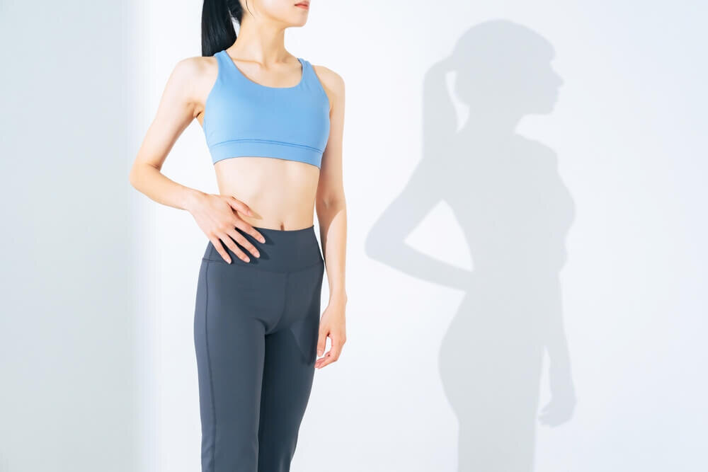スポーツブラを着用している女性