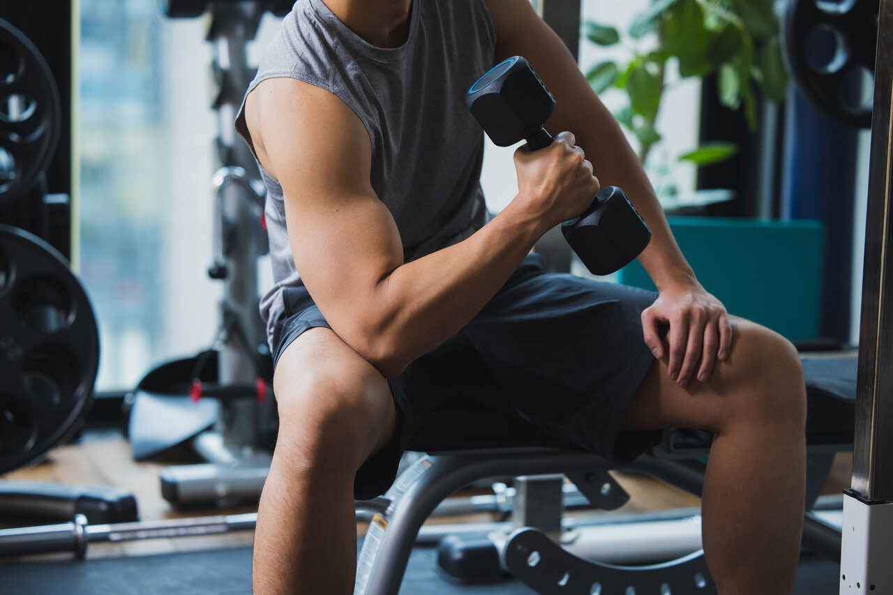 トレーニングをする男性