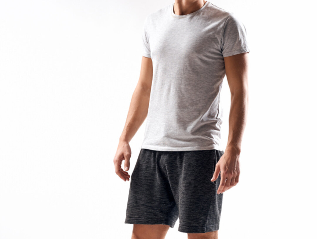 Tシャツ×ハーフパンツの男性