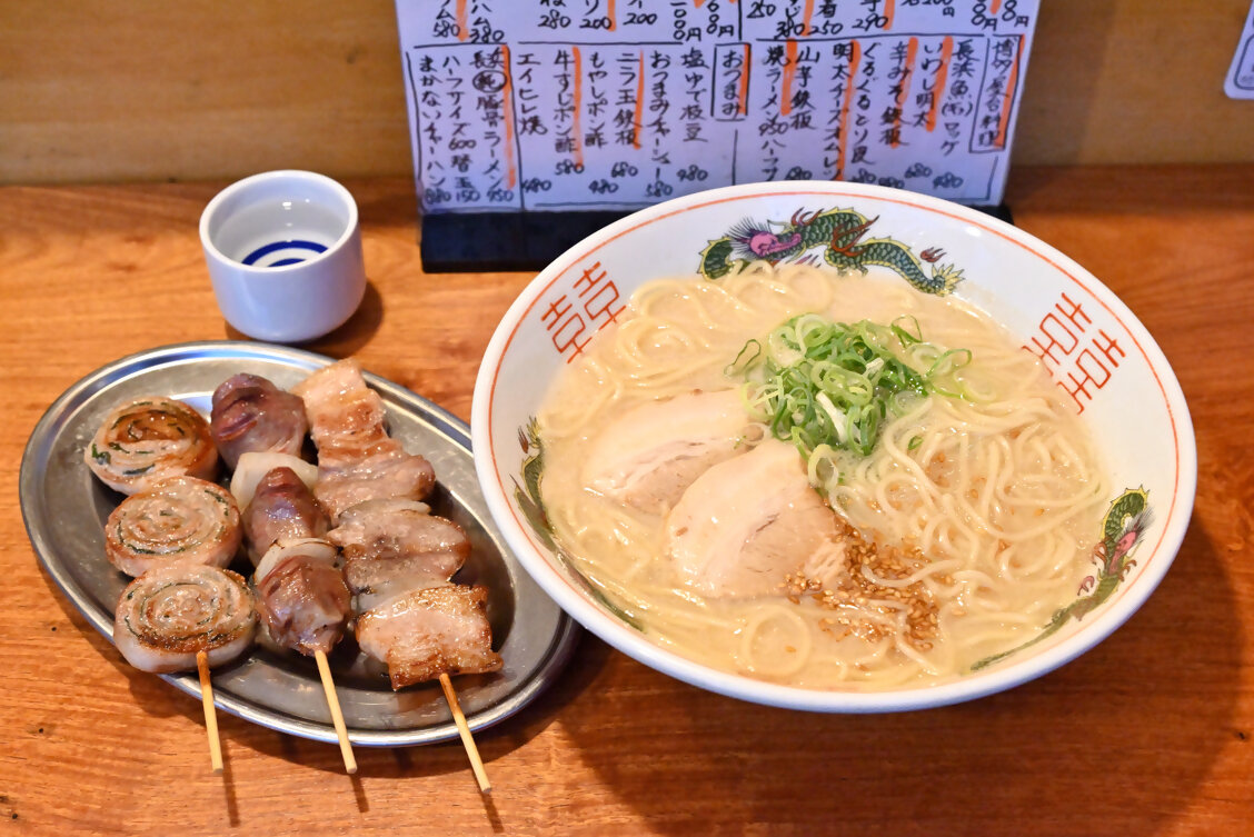 福岡の屋台のラーメン・焼き鳥