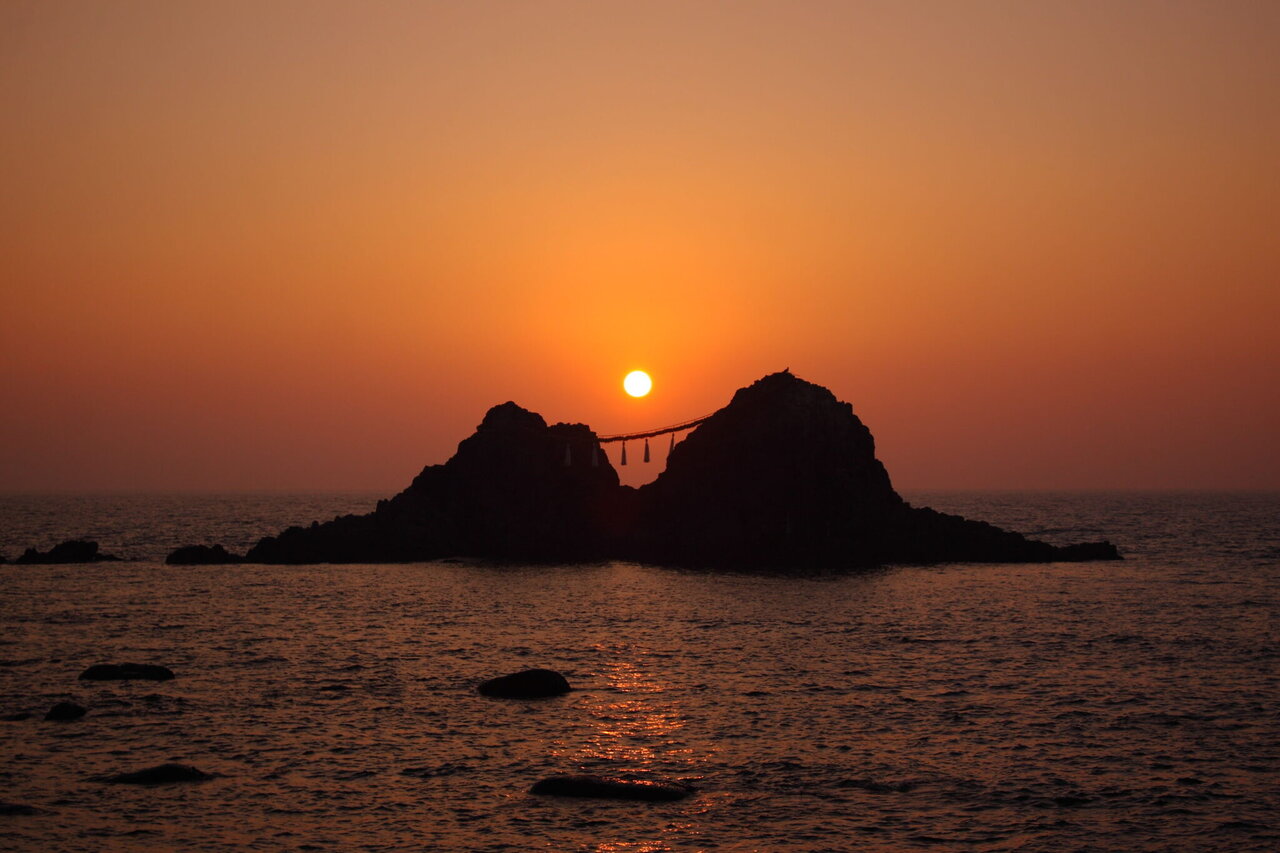 糸島の夫婦岩の夕日