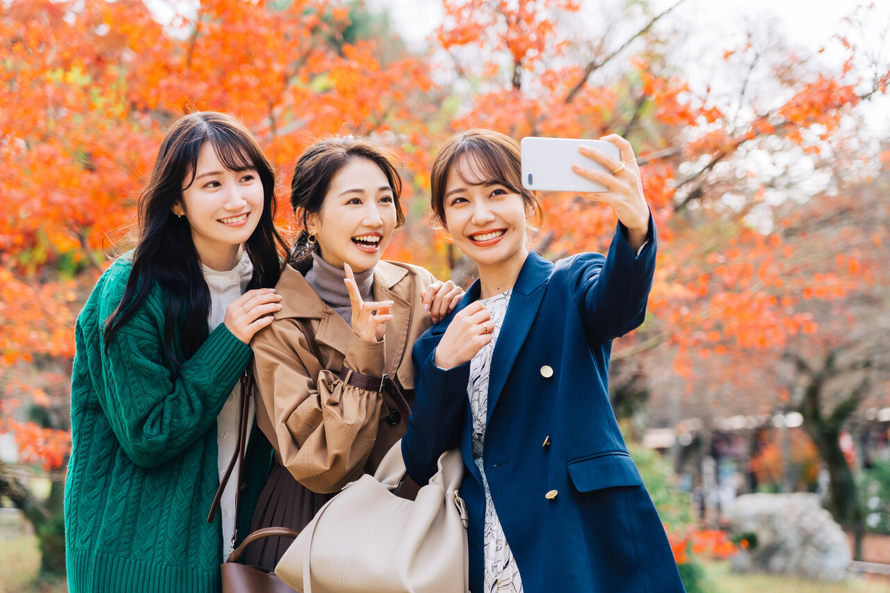 旅行を楽しむ女性たち