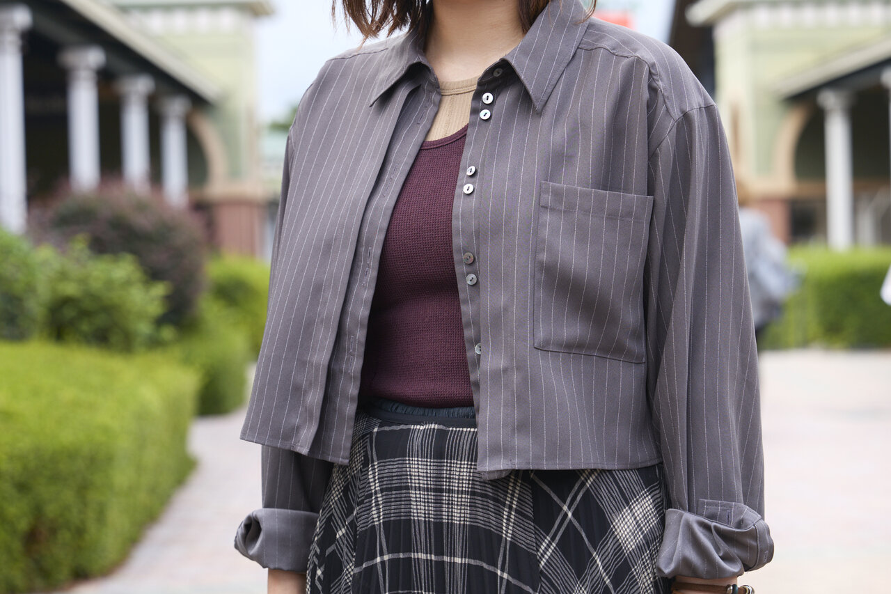 グレーのシャツを着た女性