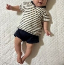 ボーダー柄の子ども服を着た赤ちゃん