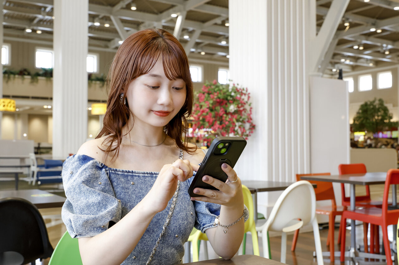 ランチ休憩をする女性