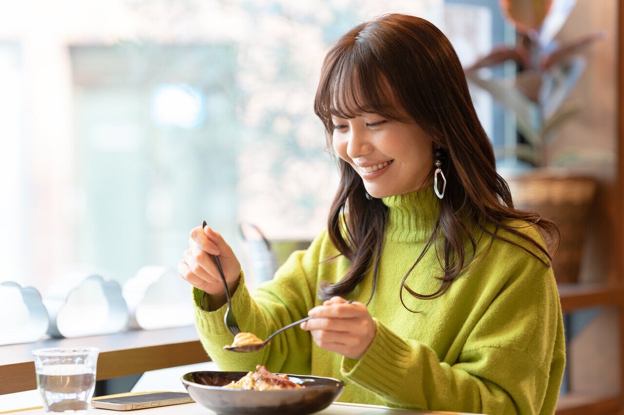 カフェでランチを楽しむ女性