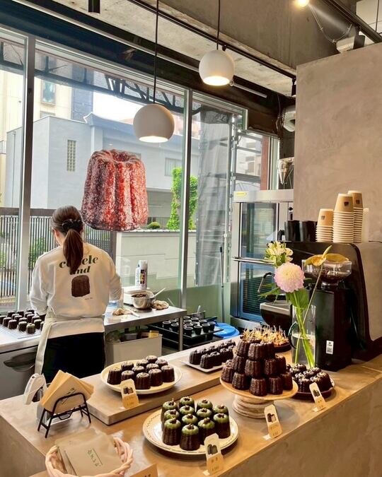 カヌレと、の店内