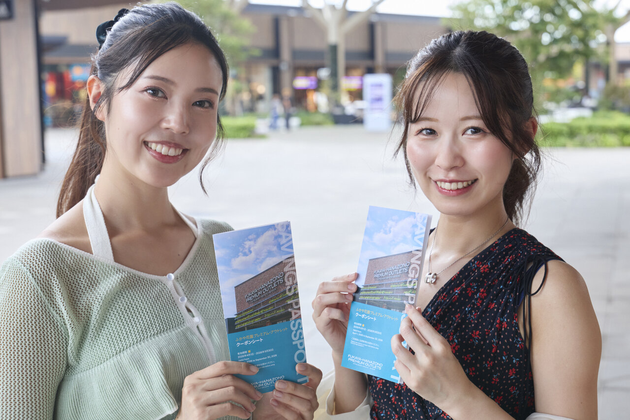 クーポンシートを持つ女性