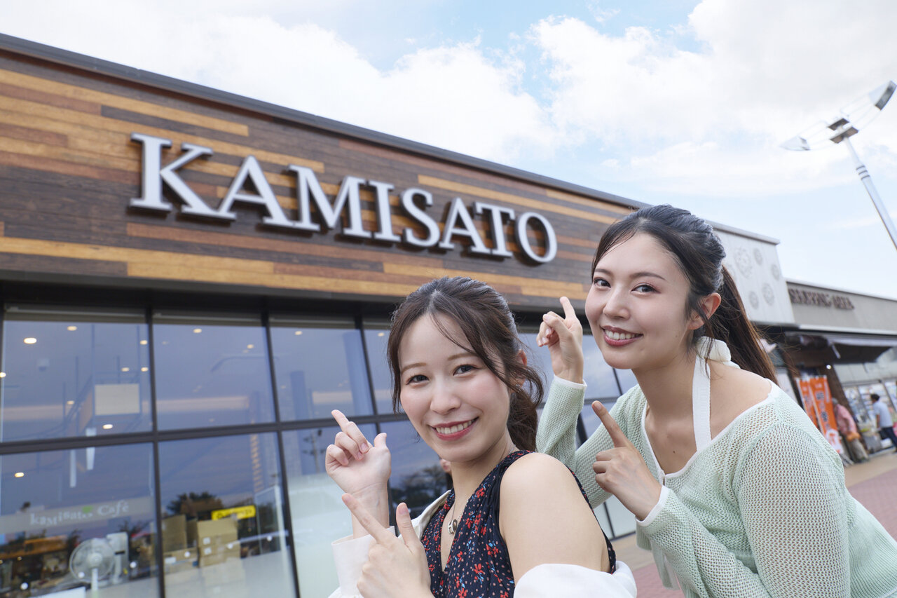 上里SA前に立つ女性