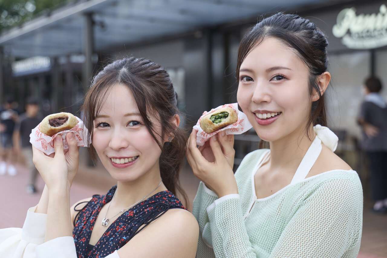 おやきを食べる女性