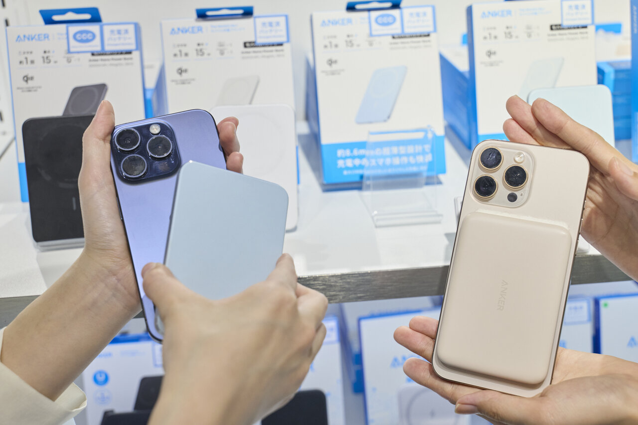モバイルバッテリーを持つ手