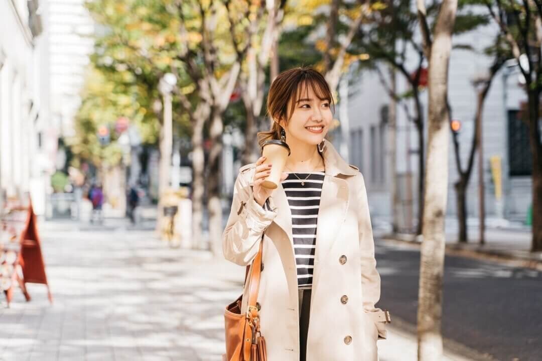 トレンチコートのトレンド着こなし術！紐の結び方や小物使いでおしゃれ上級者に				 - PREMIUM OUTLETS TIMES
