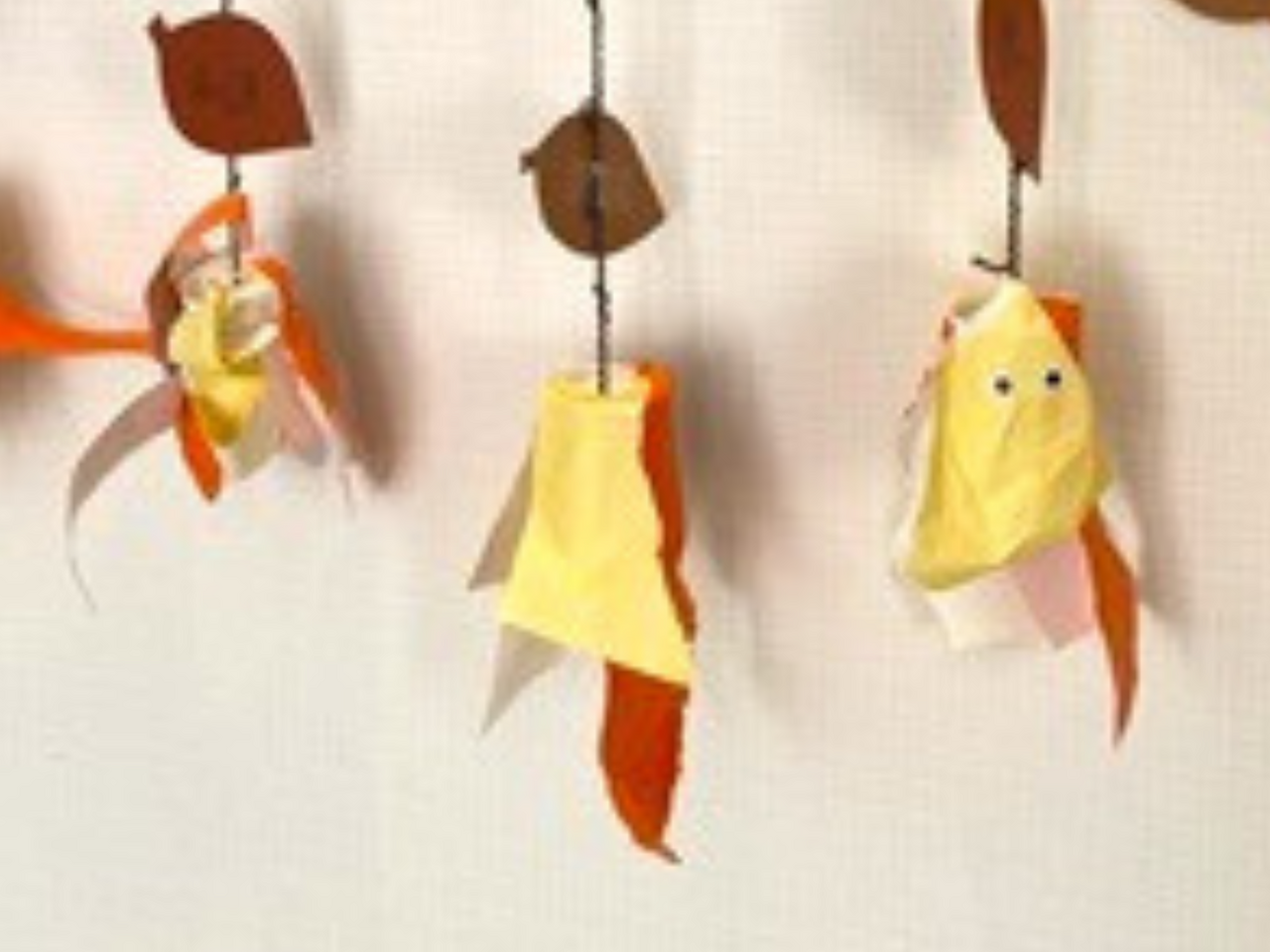 クレアナーサリー千住大橋|ちいさな手でちぎって、ぺたぺた。秋の「ミノムシ」づくり