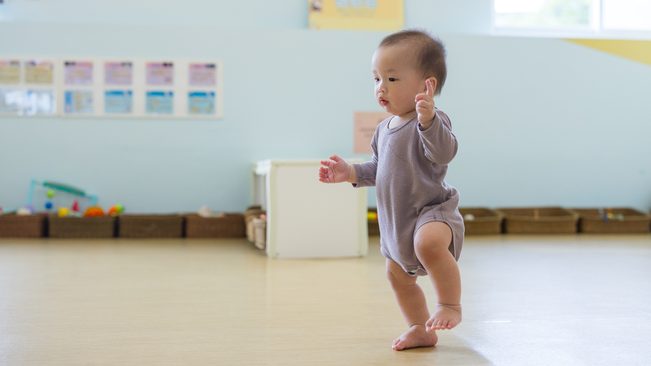 歩き始めが遅くても大丈夫？発達の過程や歩き始めの兆候、受診の目安などを解説