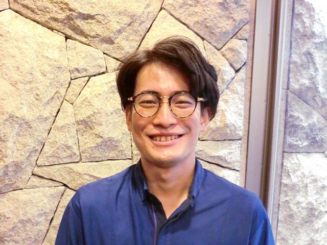 傾聴と共感でご入居者様と信頼関係を築く。メンターだけでなくホーム全体で新入社員をサポート