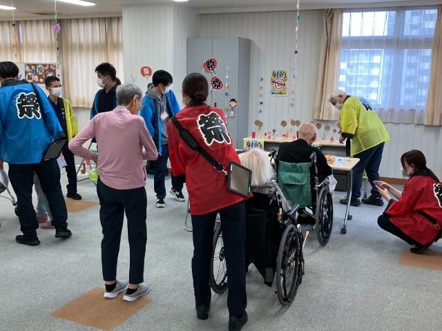 学生ボランティアの参加で盛り上がった夏祭り。レクで広がる介護の可能性と世代間交流