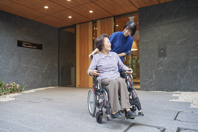 介護の現場で向き合う「帰宅願望」とは。認知症の不安に寄り添う正しい対応と予防策