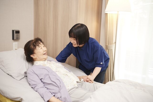 ユマニチュードとは?認知症ケアの技法で介護現場でも注目される4つの柱と5つのステップを解説