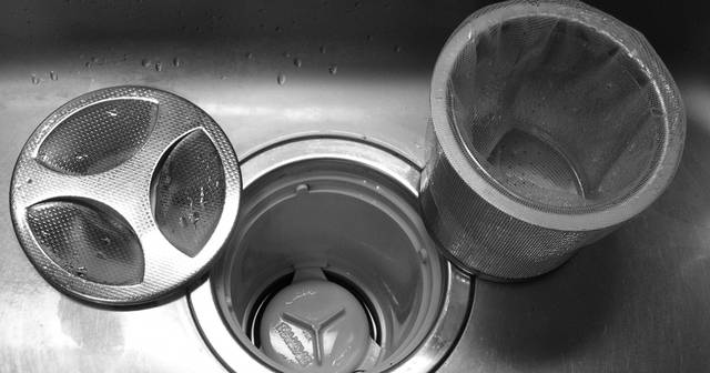 台所のシンクの掃除方法と掃除道具 水垢や石鹸カスの白い汚れを洗い落としてピカピカに 家men オトコたちの家事を楽しく 毎日を楽しく パパ応援webメディア